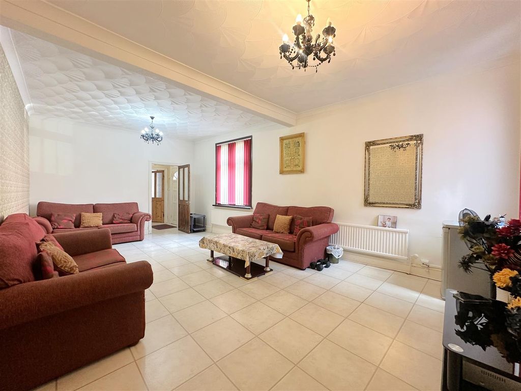 Property photo 2 of 16 Lounge