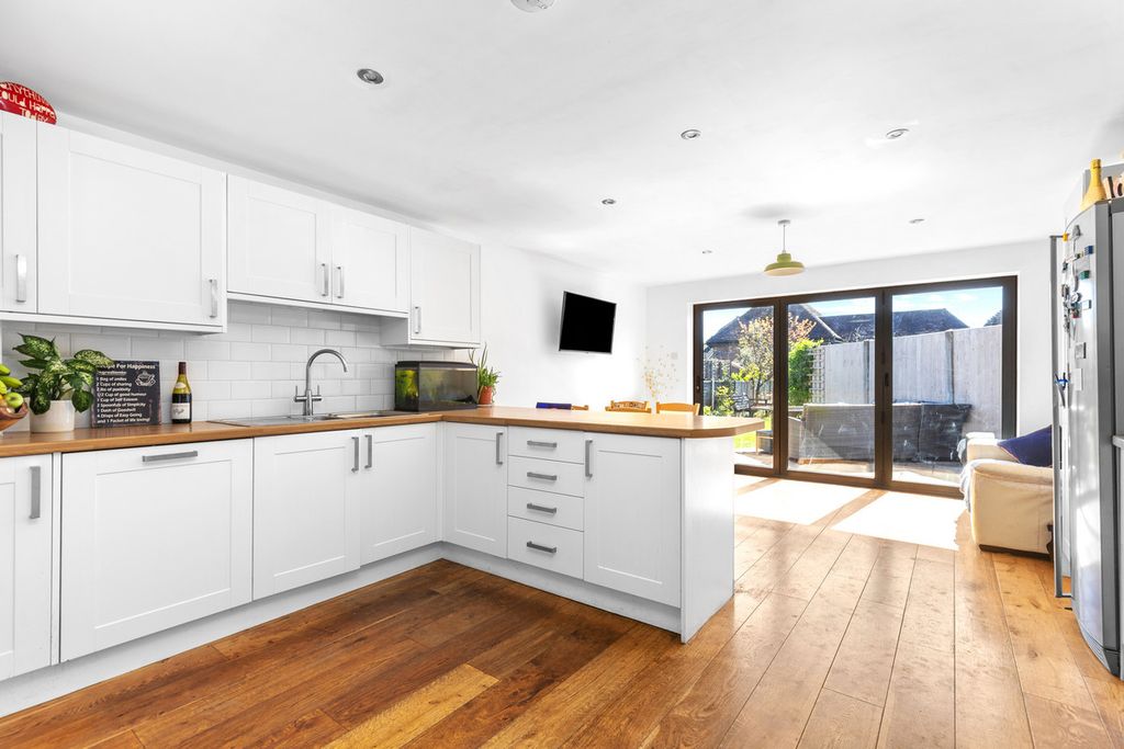 Property photo 2 of 20