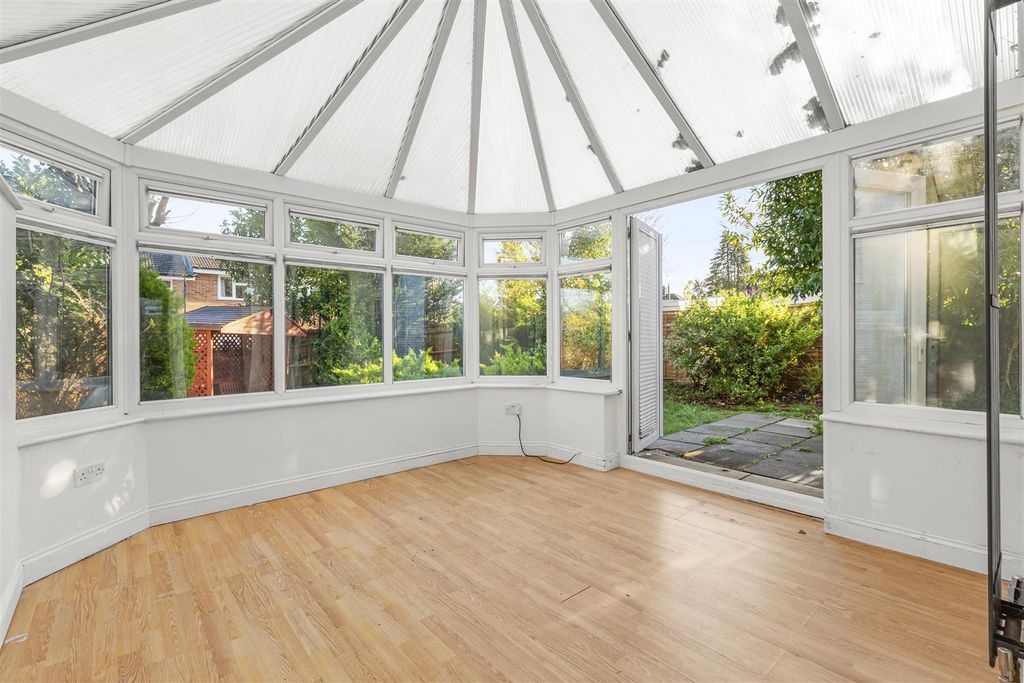 Property photo 3 of 14 32 Campbells Ride, Hp15 6Tq-8.Jpg