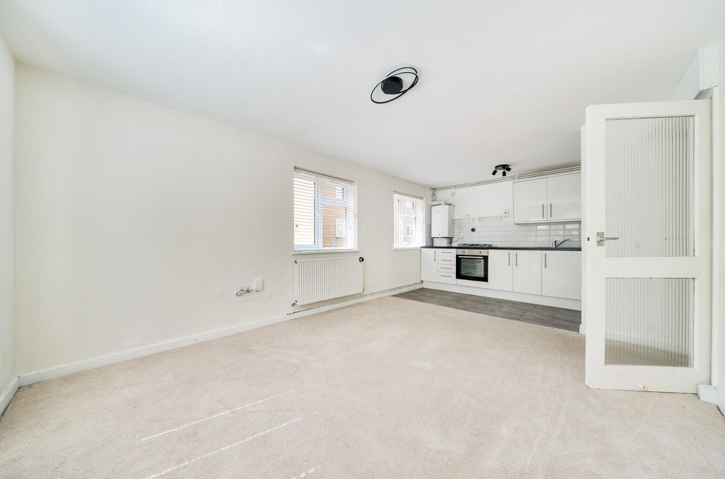 Property photo 1 of 12 1511592-10-6A86De...