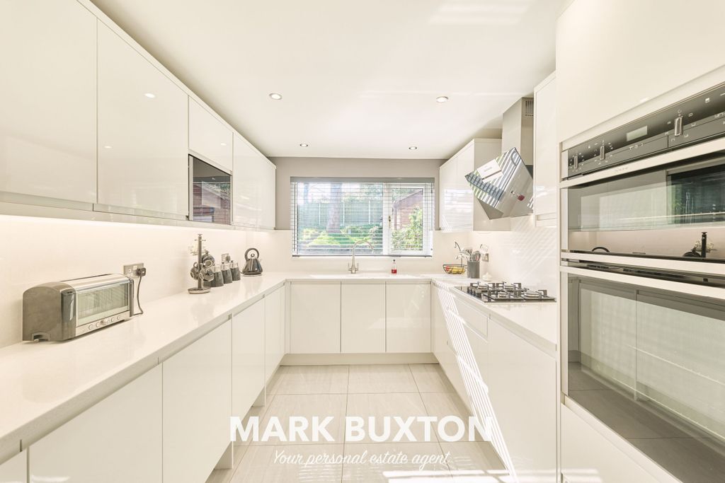 Property photo 2 of 31