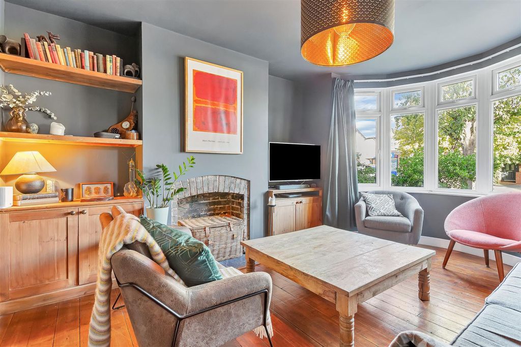 Property photo 2 of 42 Goldingtonroad_Hs_129.Jpg