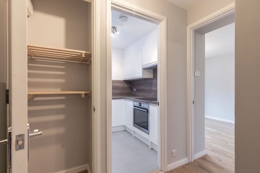 Property photo 3 of 11 Hallway