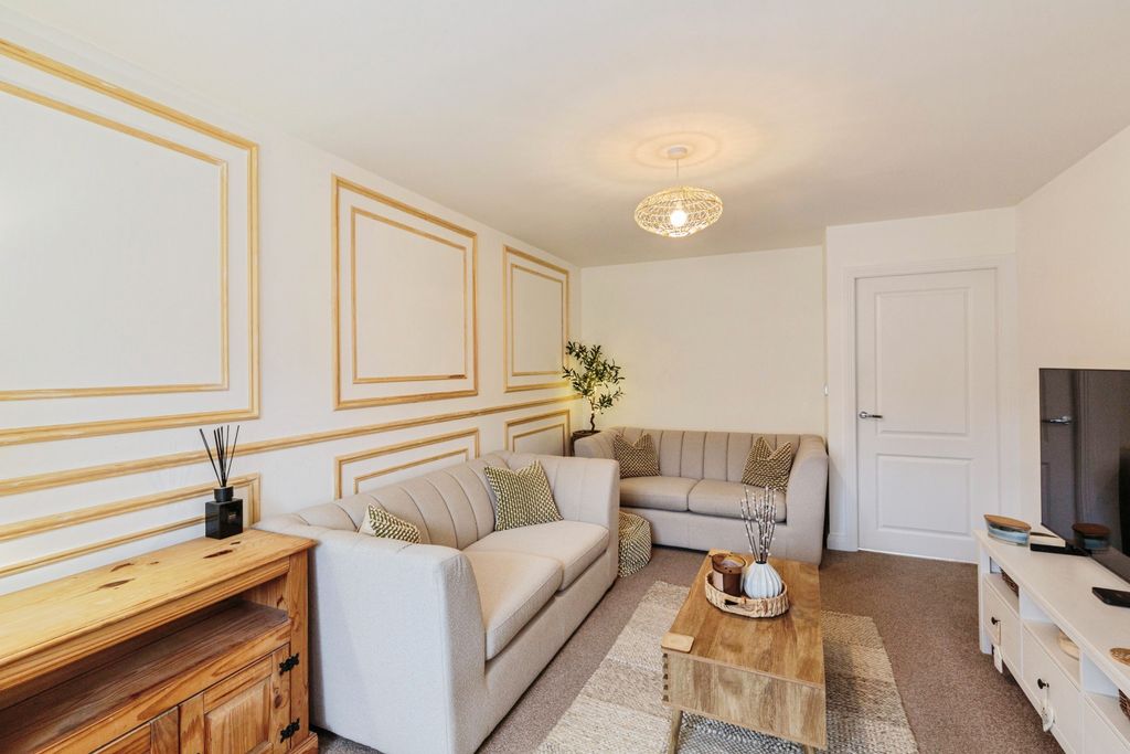 Property photo 3 of 20 Lounge