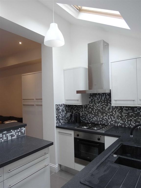 Property photo 1 of 11 Park Terrace Kitchen 2.  289 Kb.Jpg