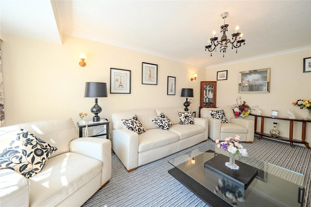 Property photo 3 of 11 Lounge