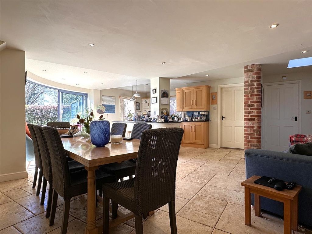 Property photo 2 of 40 Open-Plan Living/Dining Kitchen 574