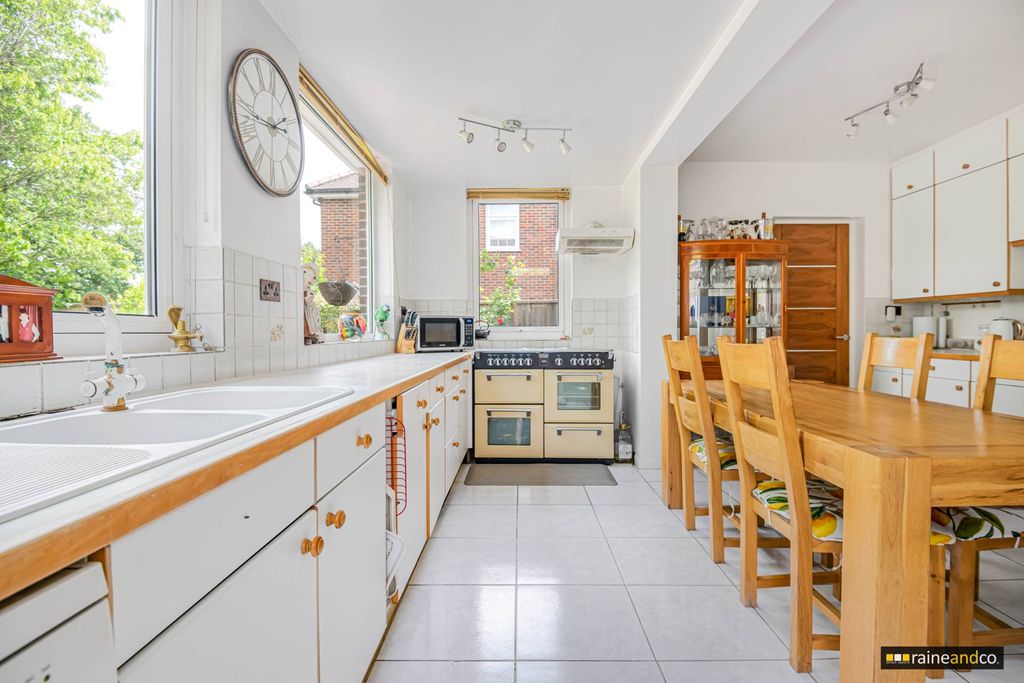 Additional image 6 of 5 bed detached house for saleMymms Drive, Brookmans Park, Hatfield AL9