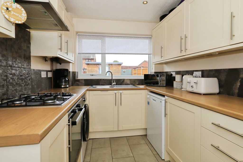 Property photo 3 of 12 Fitted Kitchen