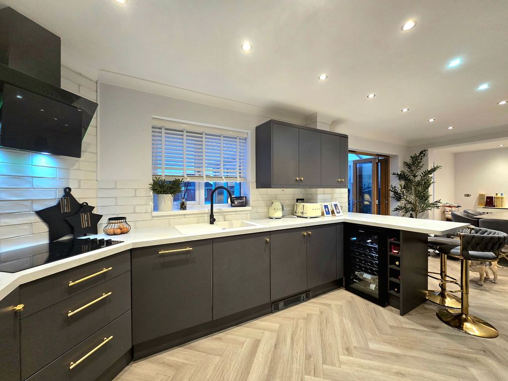 Property photo 3 of 32 Kitchen