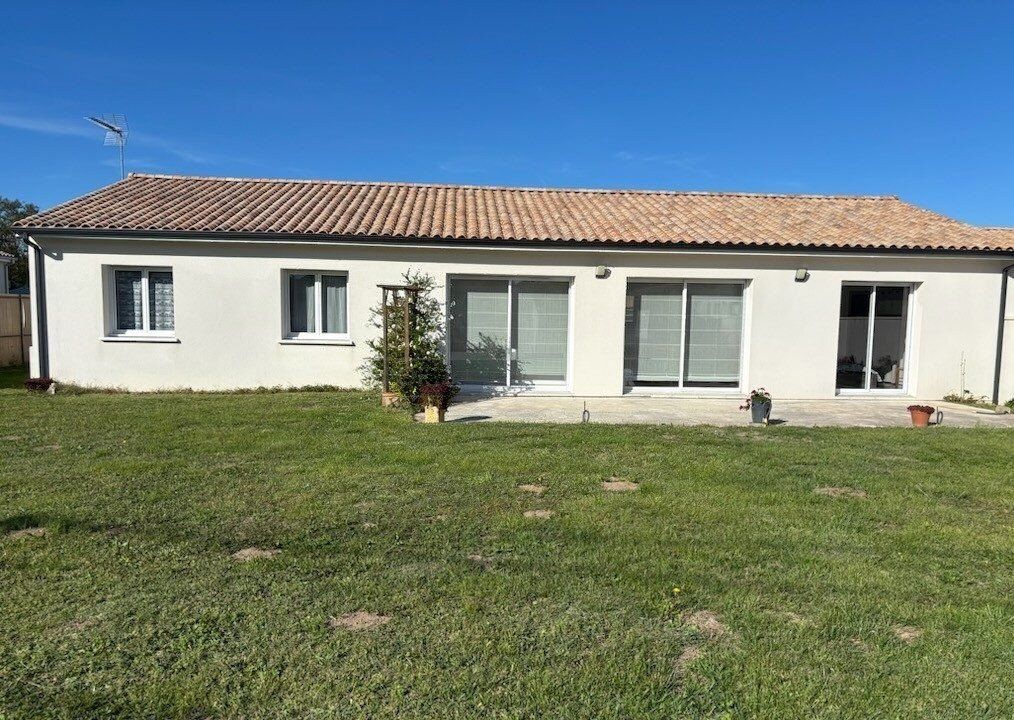Property photo 1 of 13 House For Sale In Saint-André-De-Cubzac