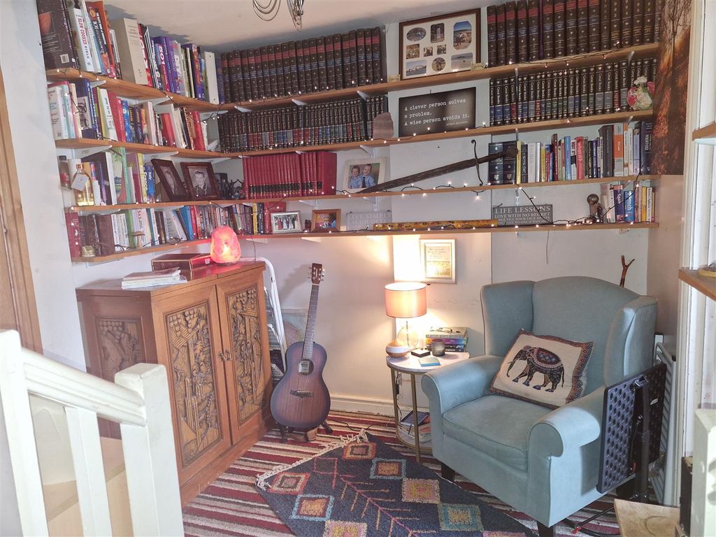 Property photo 3 of 9 Snug.Jpg
