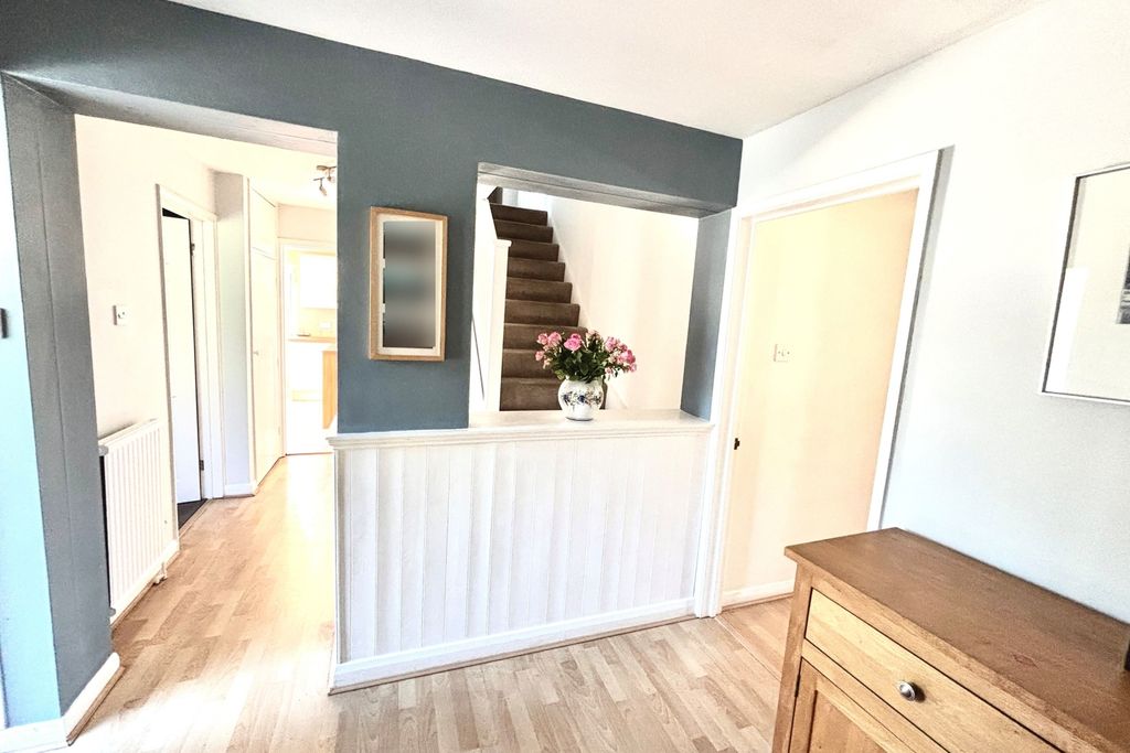 Property photo 2 of 19 Entrance Hall