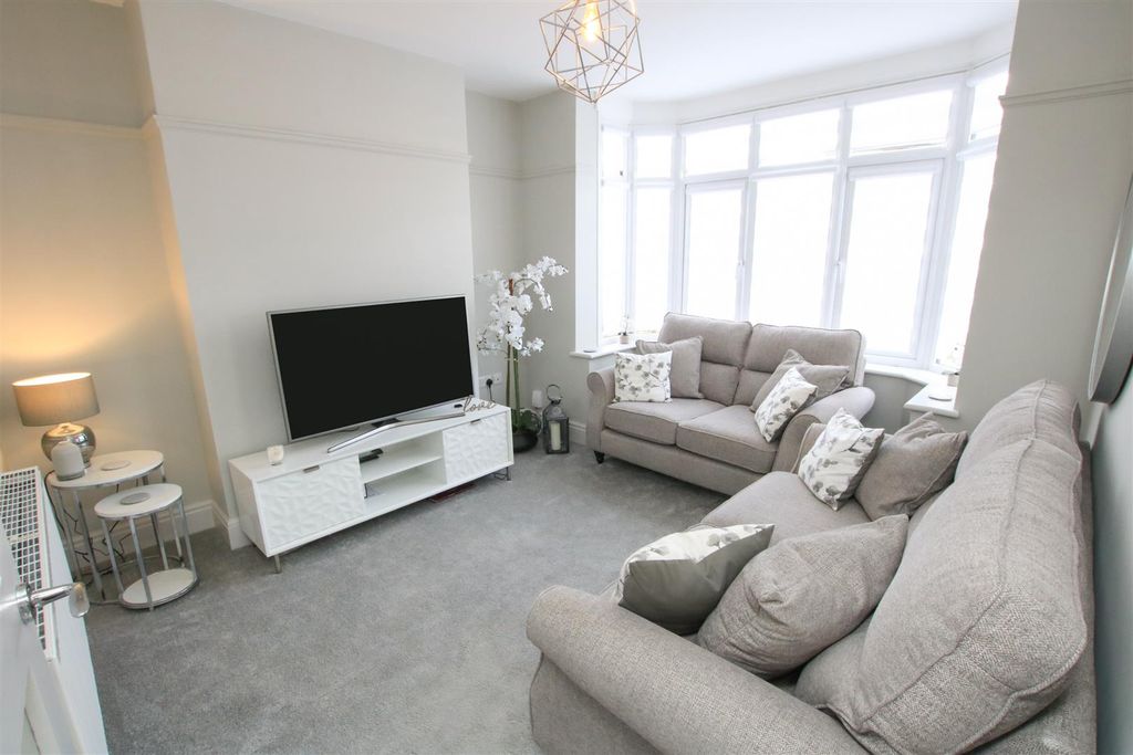 Property photo 2 of 26 Lounge