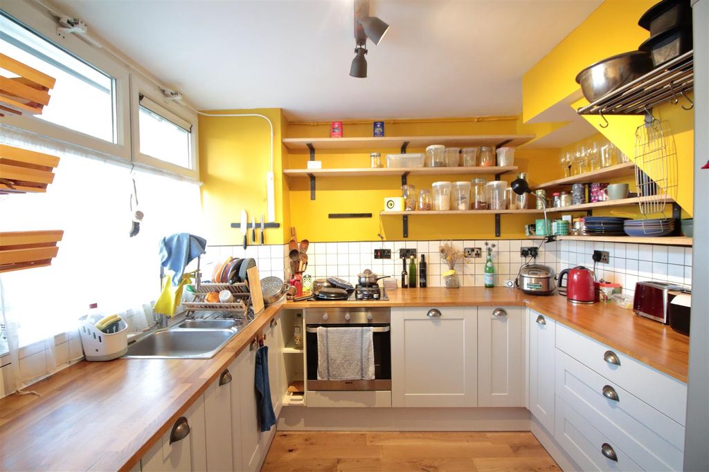 Property photo 1 of 10 Kitchen