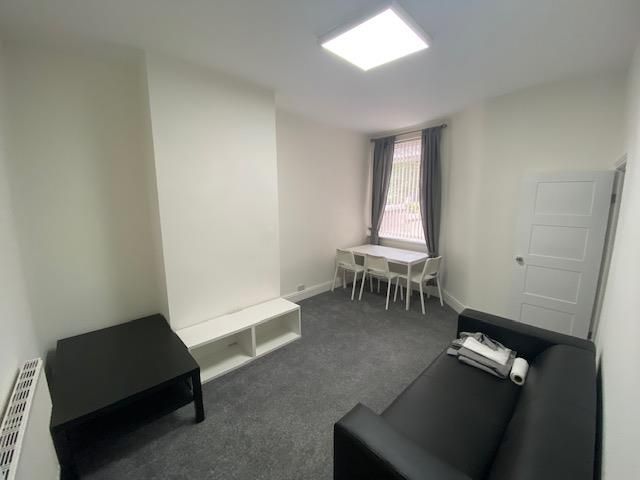 Property photo 3 of 14 Lounge