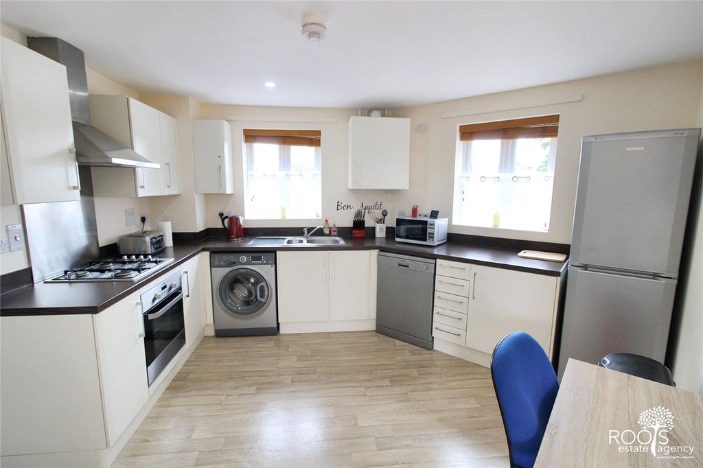 Property photo 3 of 9 Kitchen