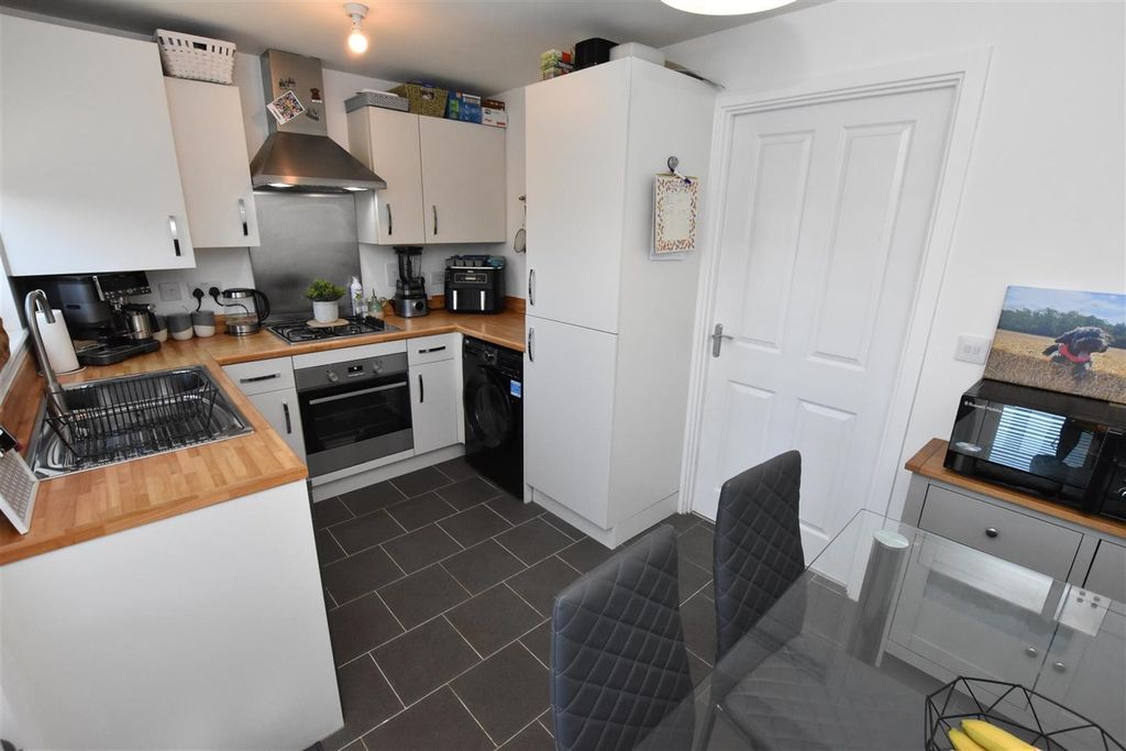 Property photo 3 of 16 Kitchen