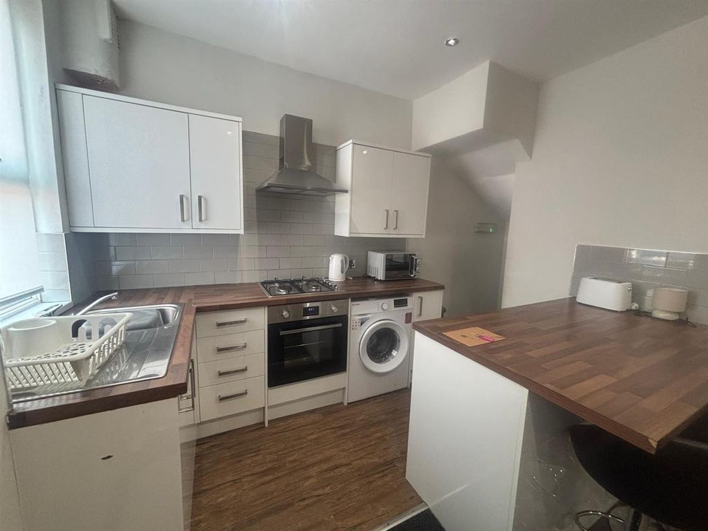 Property photo 3 of 9 Kitchen