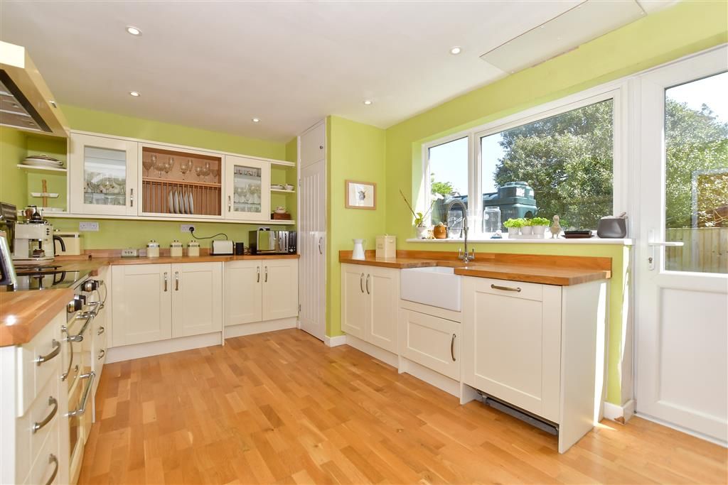 Property photo 3 of 12 Kitchen