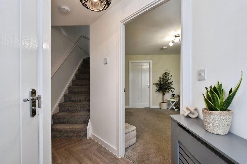 Property photo 2 of 33