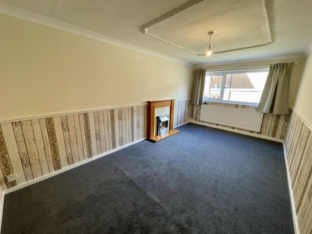 Property photo 2 of 11 Lounge