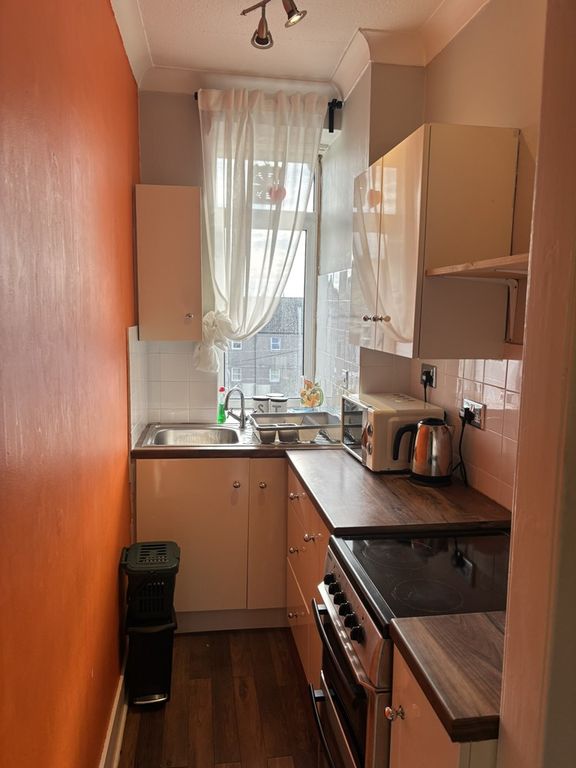 Property photo 3 of 6 15F WC 2