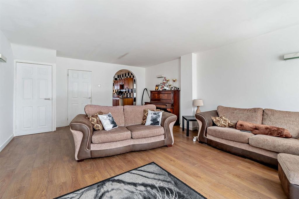 Property photo 3 of 12 8658890-Interior06-800.Jpg