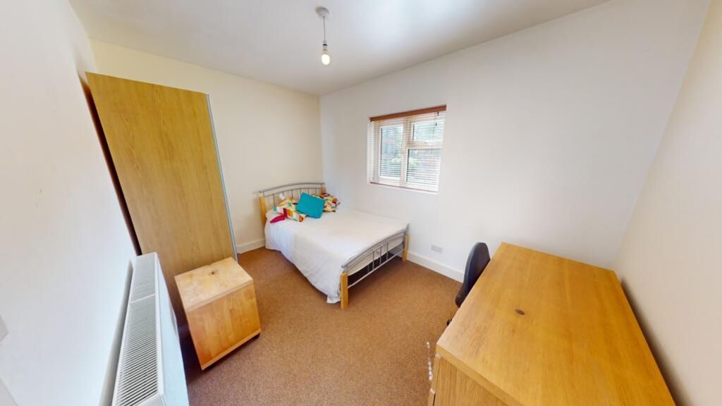Property photo 3 of 9 A Bright And Tidy Double Bedroom Featuring Ample S...