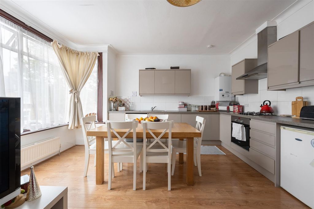 Property photo 3 of 10 Malmesbury Road, E18