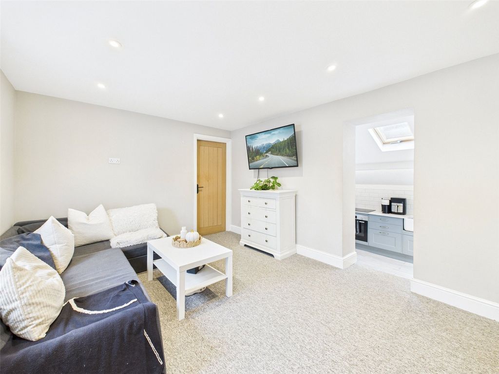 Property photo 2 of 12 Picture No. 19