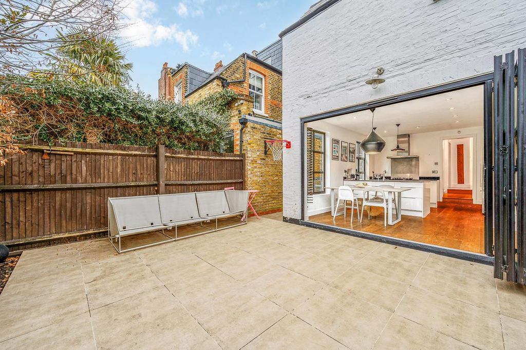 Property photo 2 of 17 32 Compton Crescent-9.Jpg