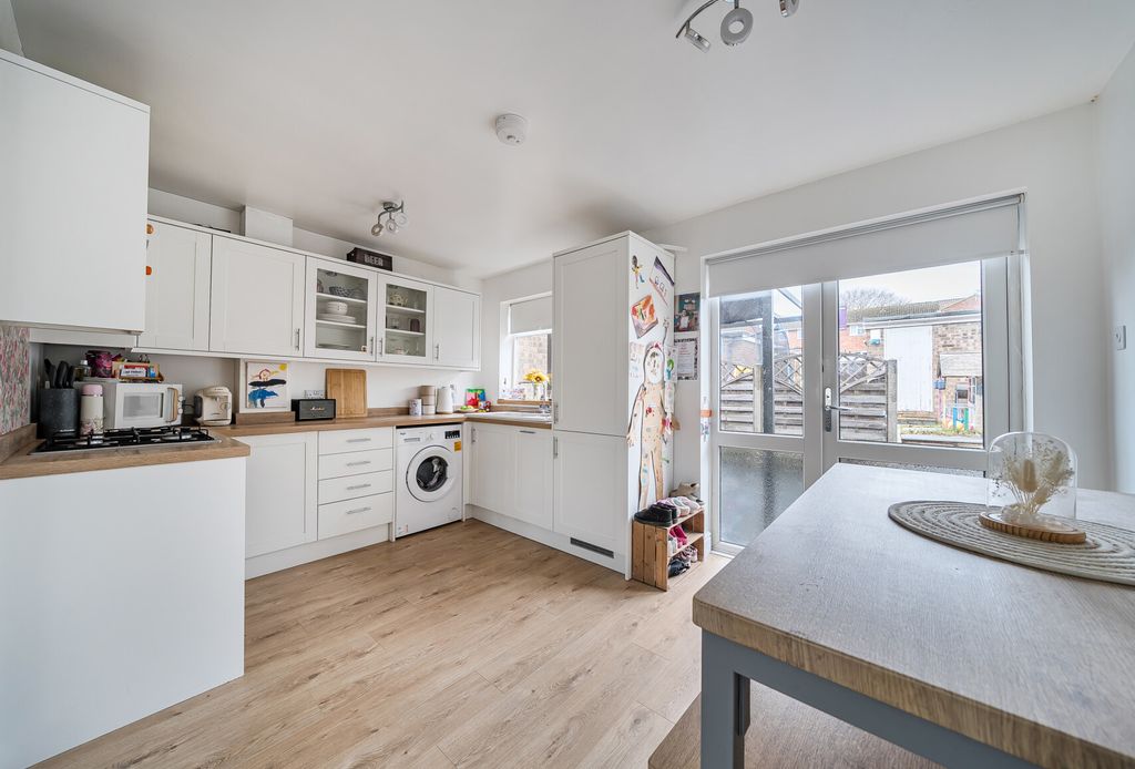 Property photo 2 of 16 1400912-8-698B3d0...