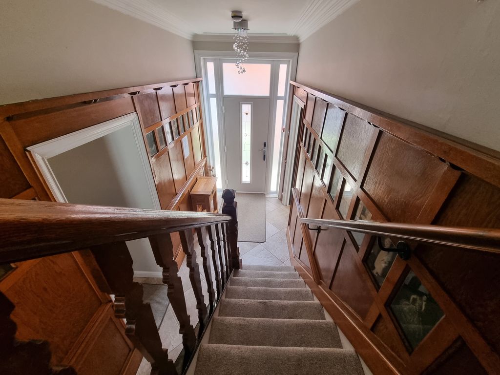 Property photo 3 of 37 Entrance Hall