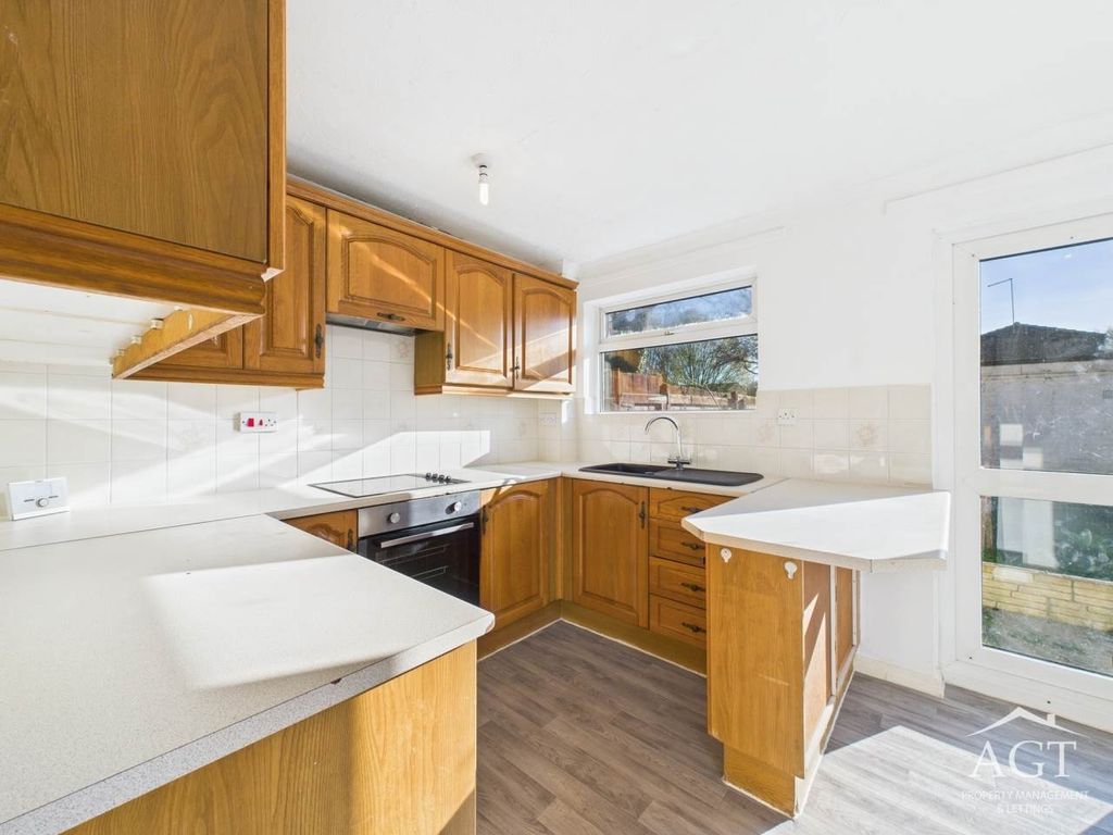 Property photo 3 of 18 Kitchen