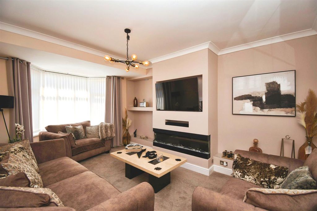 Property photo 2 of 8 Lounge