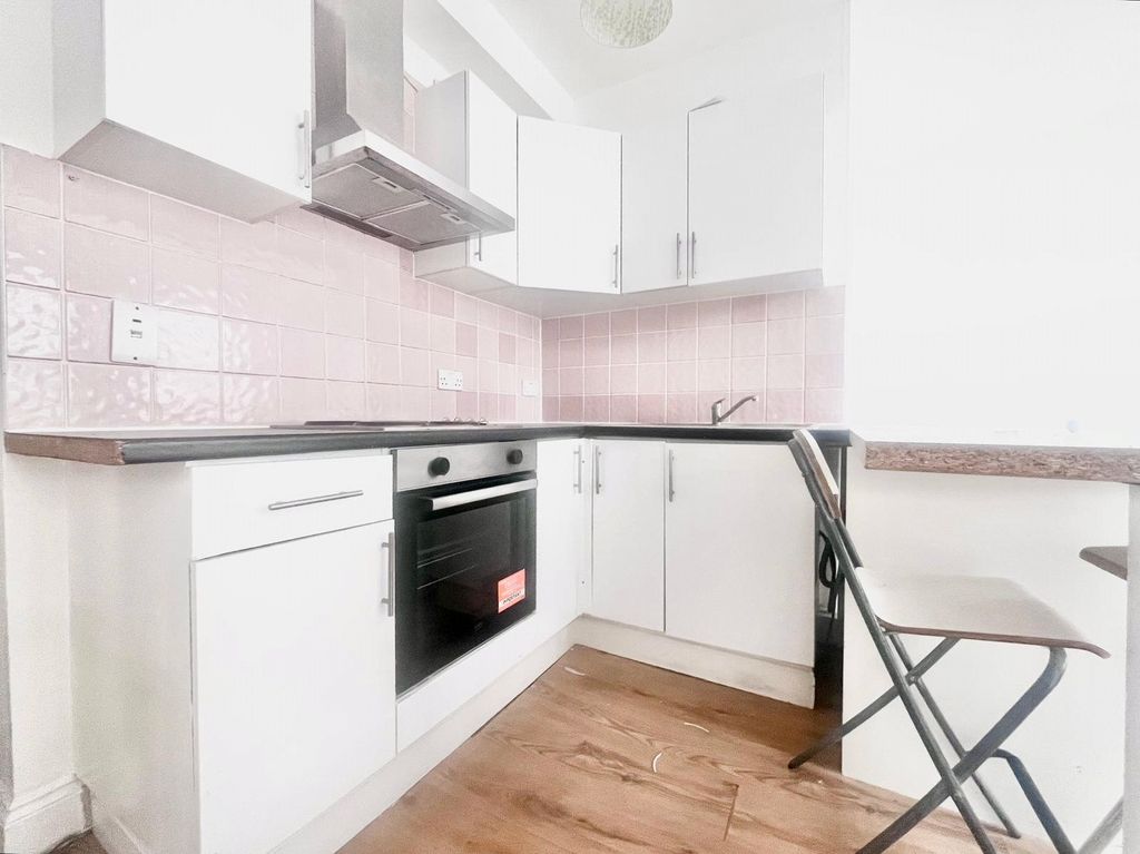 Property photo 2 of 5 Studio