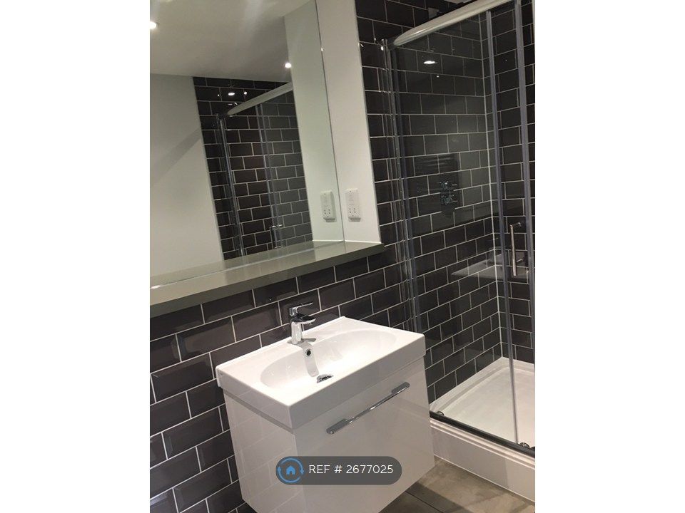 Property photo 3 of 8 Bathroom 1