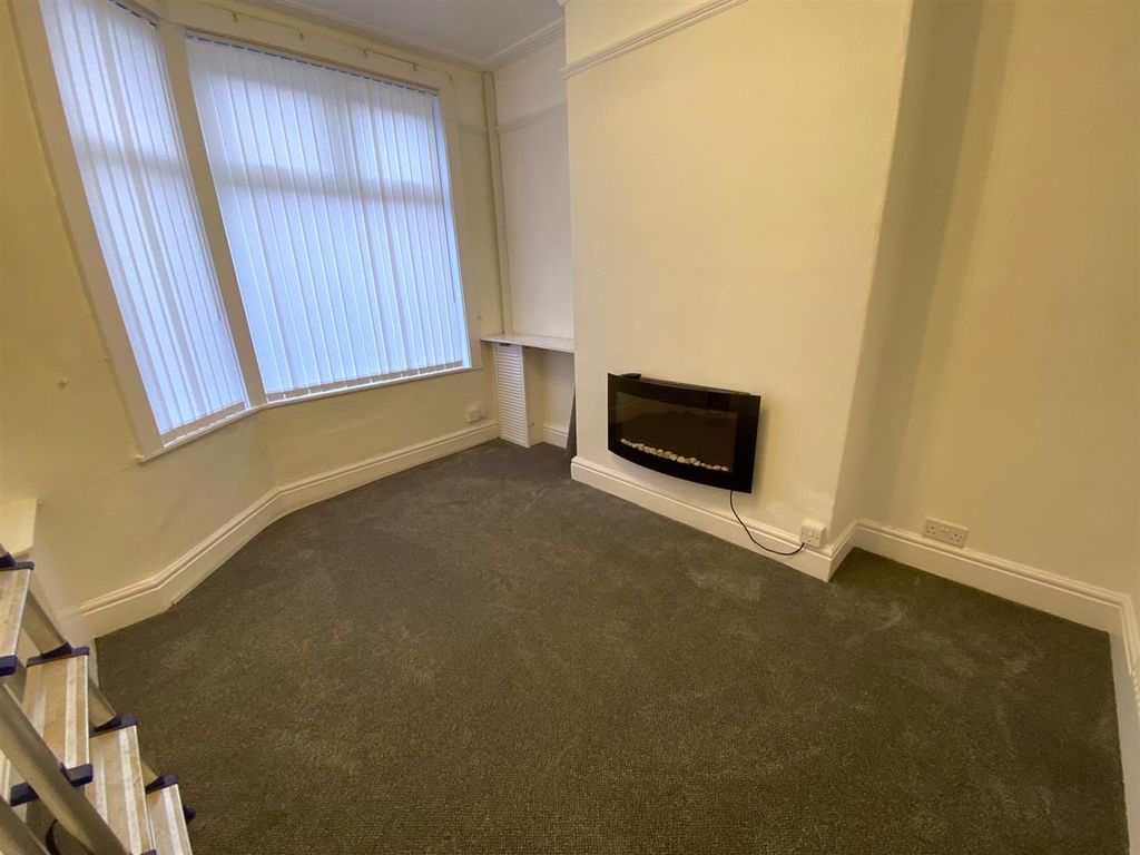 Property photo 3 of 11 Lounge