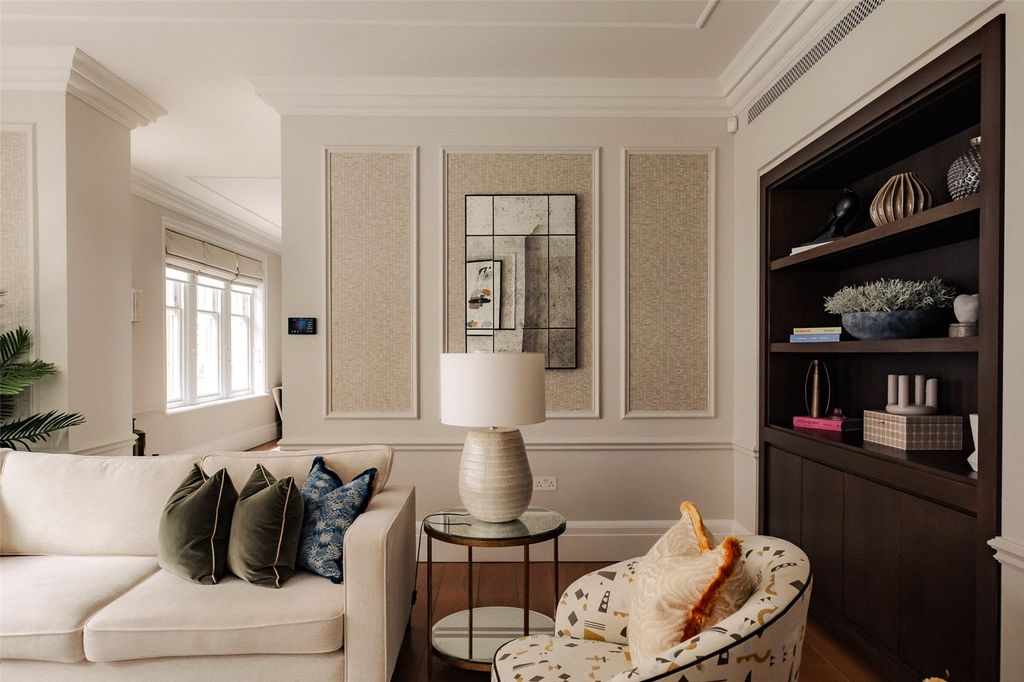 Property photo 3 of 25 Living Room