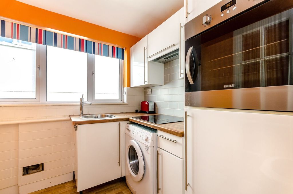 2 bed flat for salePalace Grove, Bromley North, Bromley BR1 photo 4