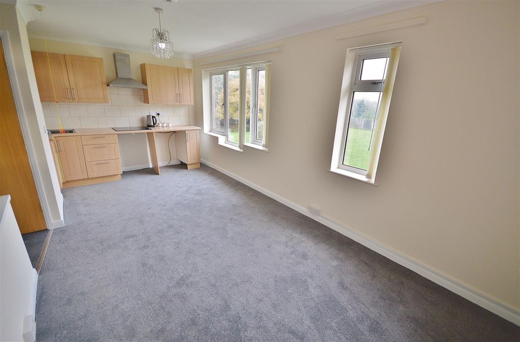 Property photo 2 of 13 Lounge/Kitchenette