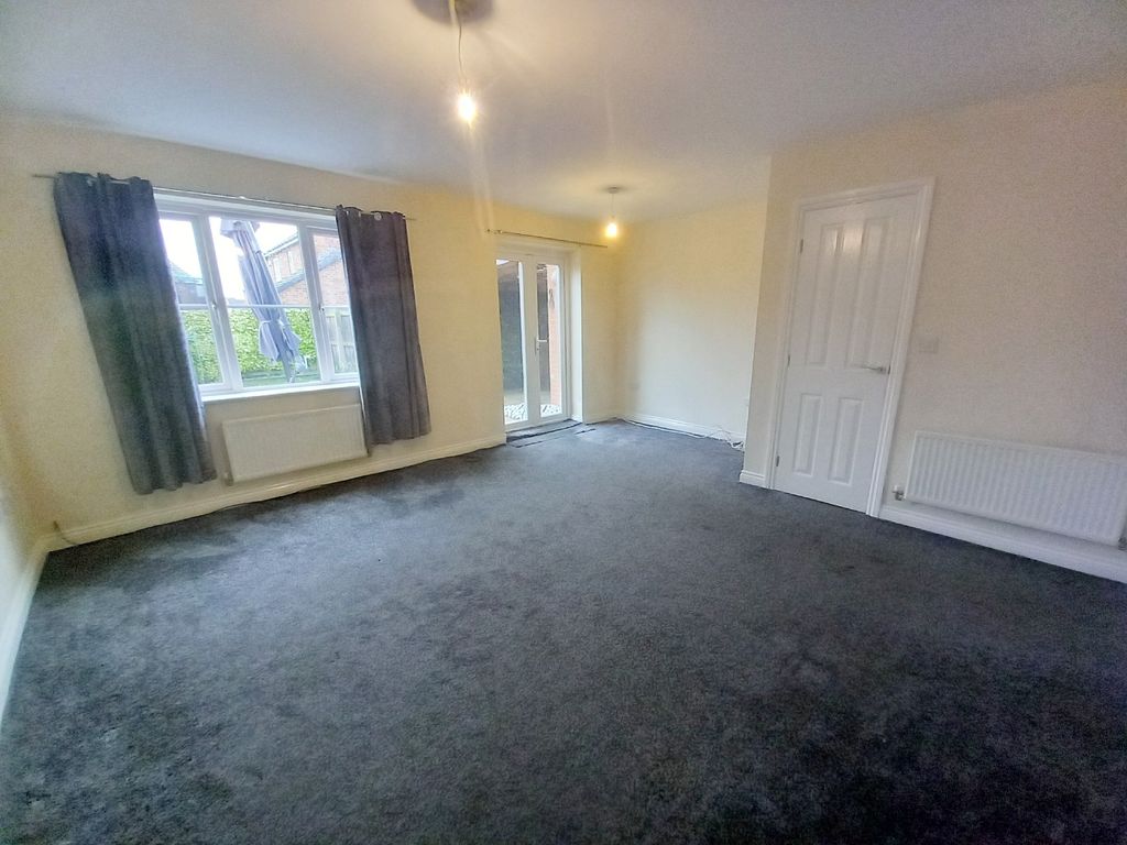 Property photo 3 of 11 Lounge