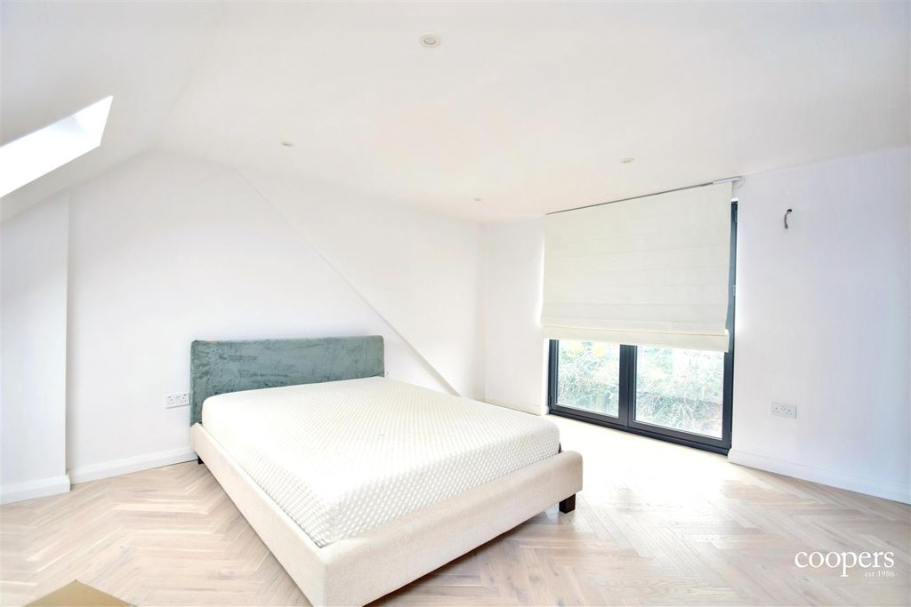 Property photo 3 of 19 Bedroom