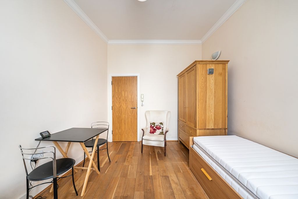 Property photo 3 of 11 Flat-2-9-Cumerlan...