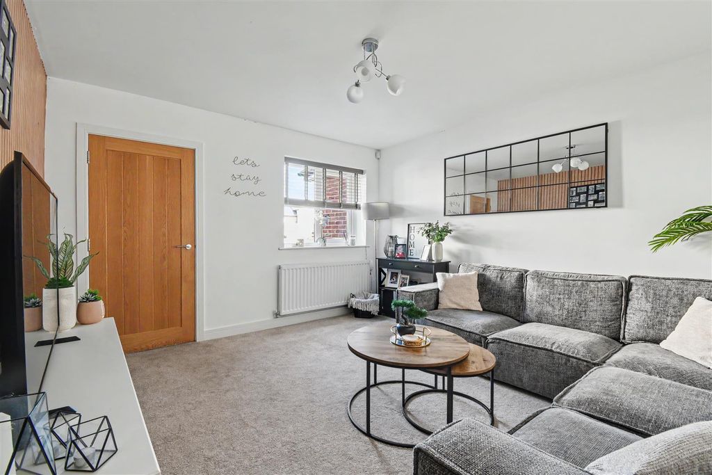 Property photo 3 of 16 Lounge