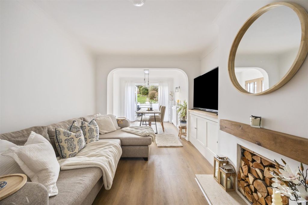 Property photo 2 of 18 Sitting Room