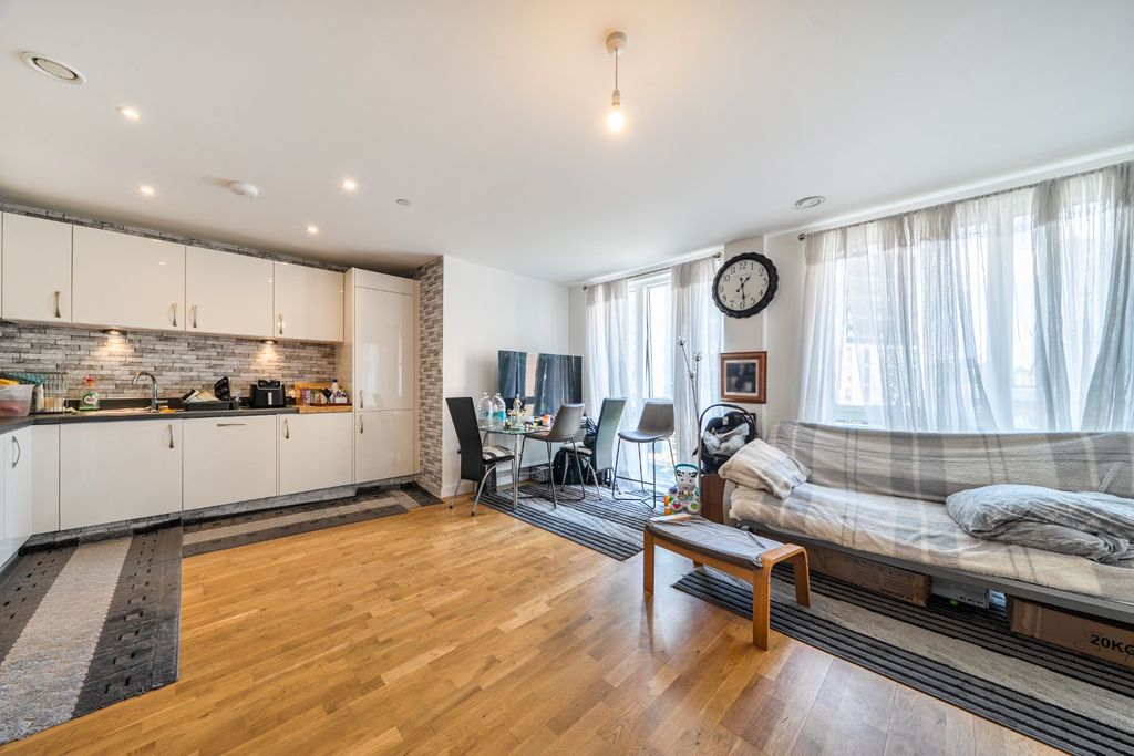 Property photo 2 of 8 5215393