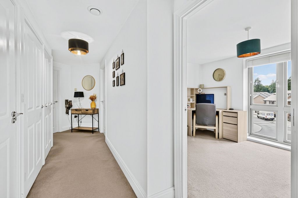 Property photo 2 of 16 Hallway