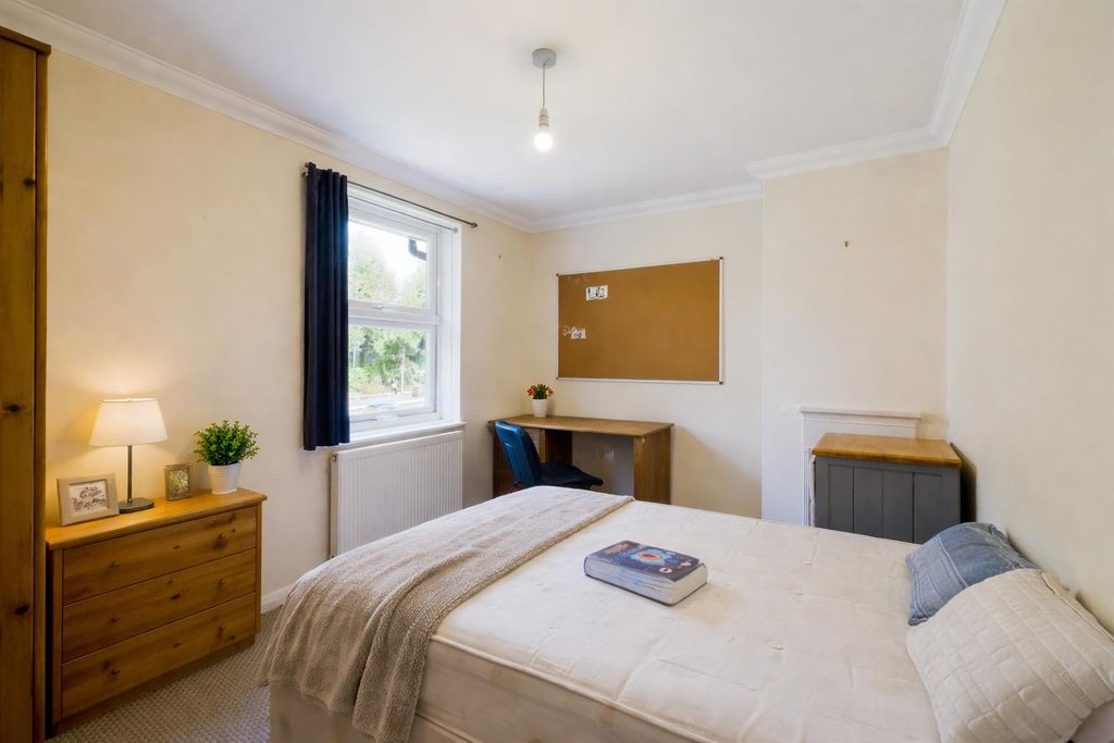 Property photo 2 of 21 Cozy Daytime Bedroom With Plants.Png